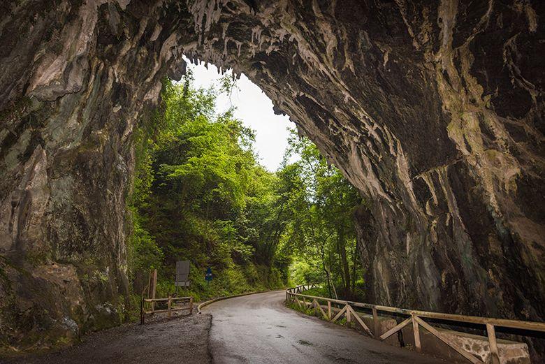 Immagine della grotta all'ingresso del villaggio di Cueves