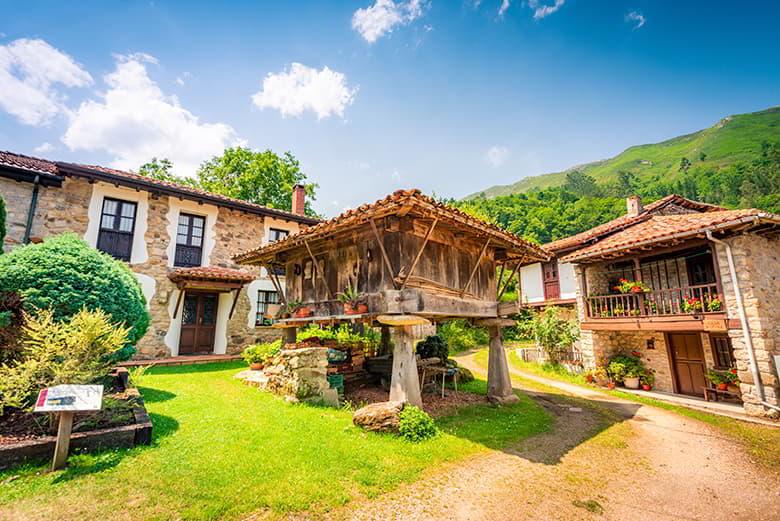 Imagen de un hórreo y una casa rural en Espinaréu (Piloña)