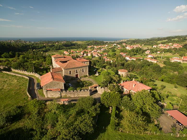 Vista del Palacio de Gobiendes y Gobiendes al fondo (Colunga)