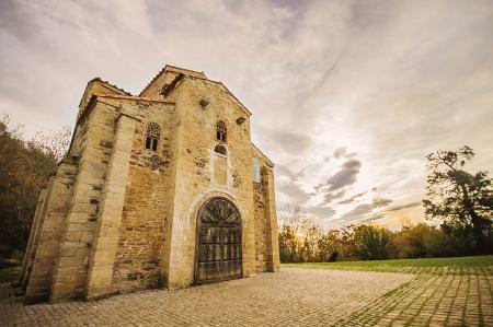 Exterior da Igreja de San Miguel de Lillo e seus arredores.