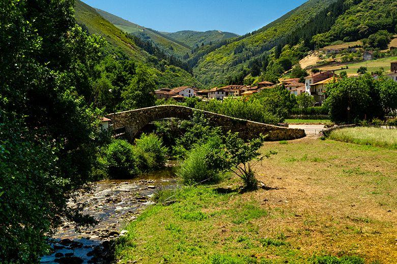 Image d'une vue panoramique de Tuña (Tineo)