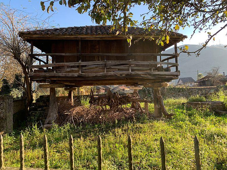 Imagem de um hórreo em Güeñu/Bueño (Ribera de Arriba)