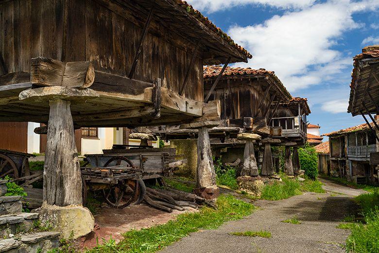 Imagem de um grupo de hórreos em Sietes (Villaviciosa)