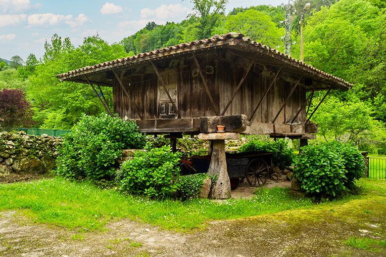 Image of a granary in Espinaréu (Piloña)