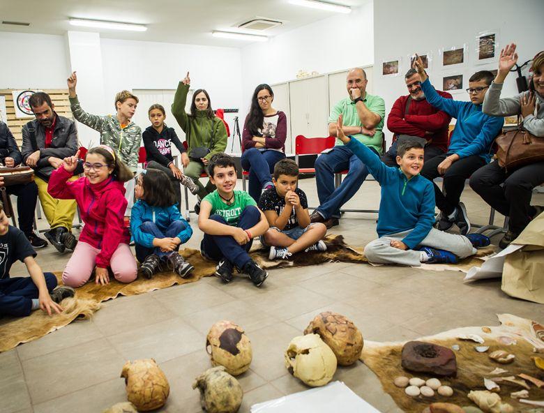 Imagen de un taller infantil en el Centro de Arte Rupestre Tito Bustillo