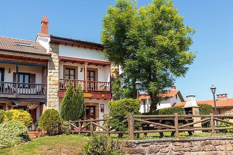 Foto de la fachada exterior de Casa Rosaura (de la marca Aldeas de Asturias) en el concejo de Cabranes.