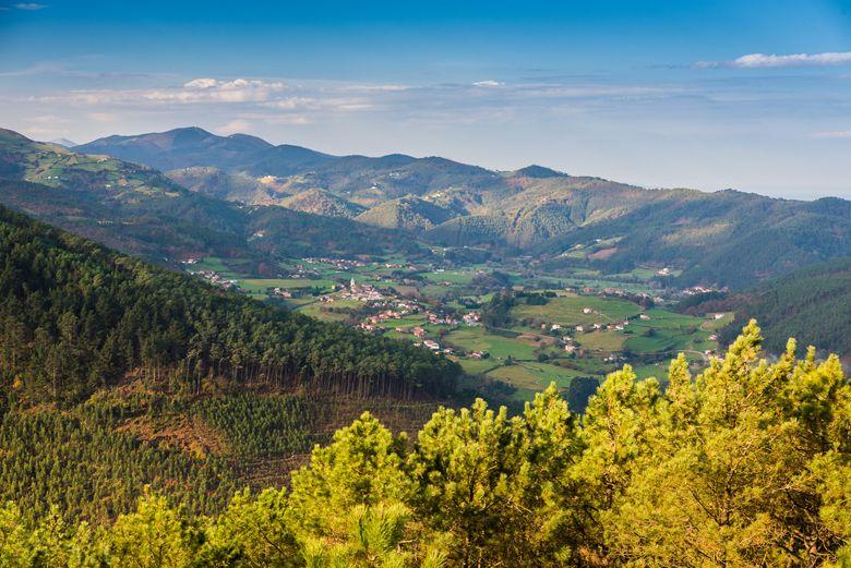 Bild des Luiñas-Tals von Santa Ana de Montarés aus