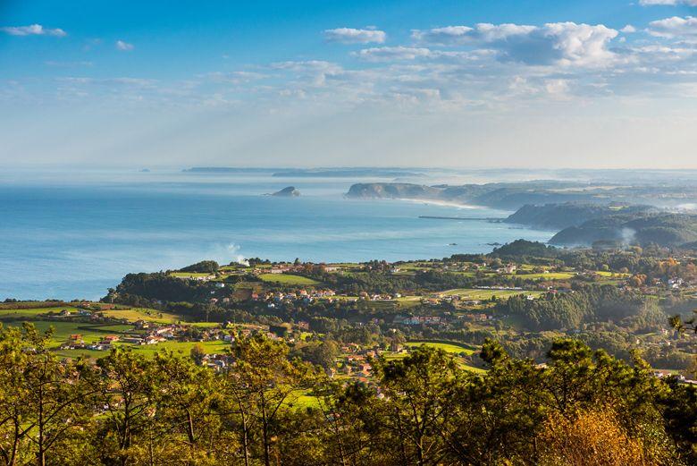 Vue panoramique de la côte asturienne depuis Santa Ana de Montarés