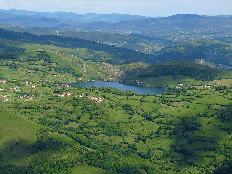 Image of the Alfilorios reservoir (Morcín/Ribera de Arriba)