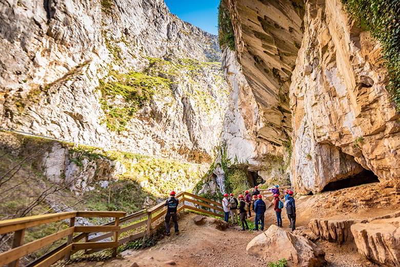 Immagine della speleologia nella Cueva Huerta (Teverga)