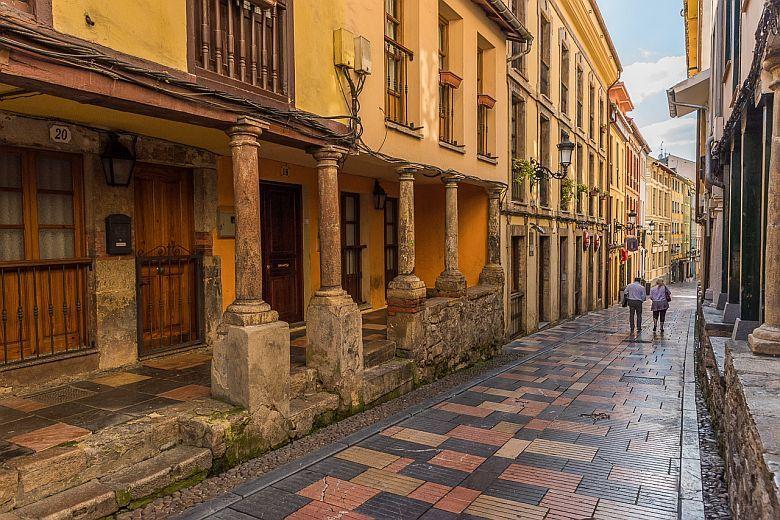 Imagem da rua Bances Candamo no centro histórico de Avilés.