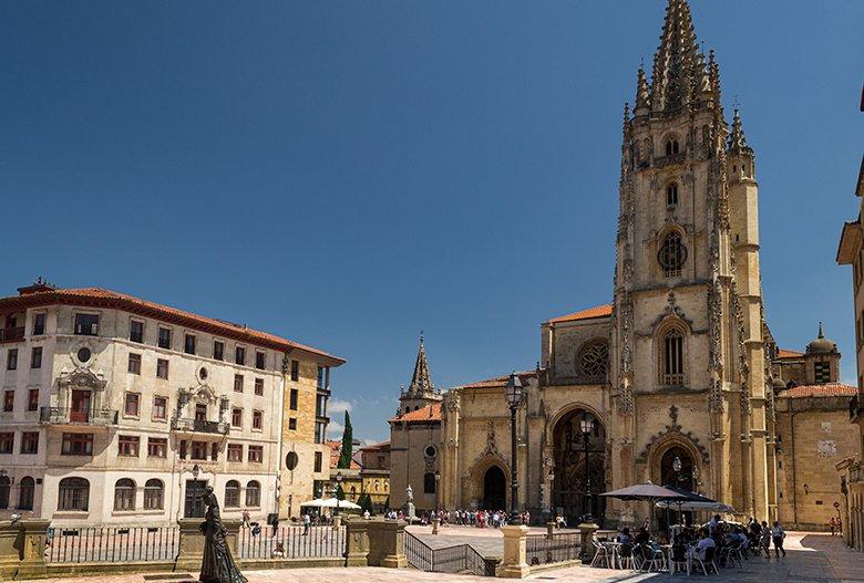 Imagem da praça da catedral em Oviedo/Uviedo/Uviéu