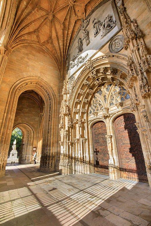 Image du portique de la cathédrale d'Oviedo/Uviéu