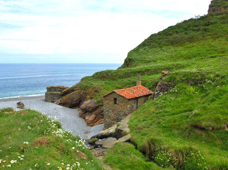 Imagen de un molino en la playa de La Vallina (Cudillero)