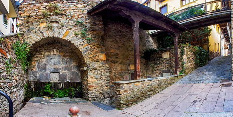 Vista panorâmica da rua La Fuente (Cangas del Narcea)