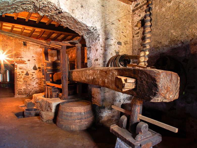 Imagem do interior de um moinho de sidra e de uma adega em Carbachu (Cangas del Narcea).
