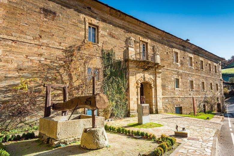 Image of the façade of the Villanueva Monastery