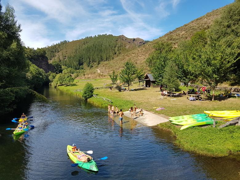 Imagem da zona balnear e de canoagem em Ferreira