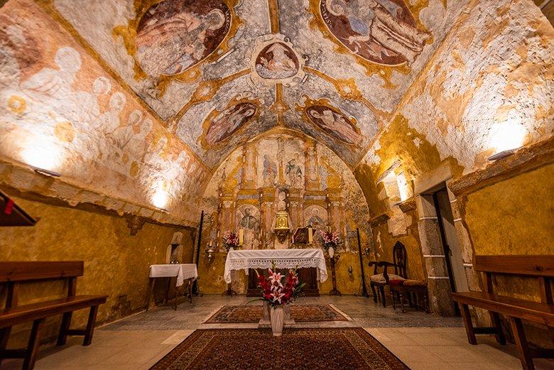 Imagen de las pinturas murales de la Iglesia parroquial de San Miguel (Asiegu, Cabrales)