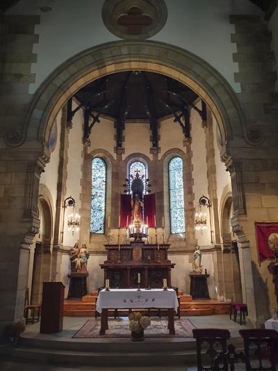 Image de l'autel de l'église du village minier de Bustiello