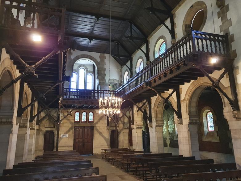 Imagem do interior da igreja da aldeia mineira de Bustiello.