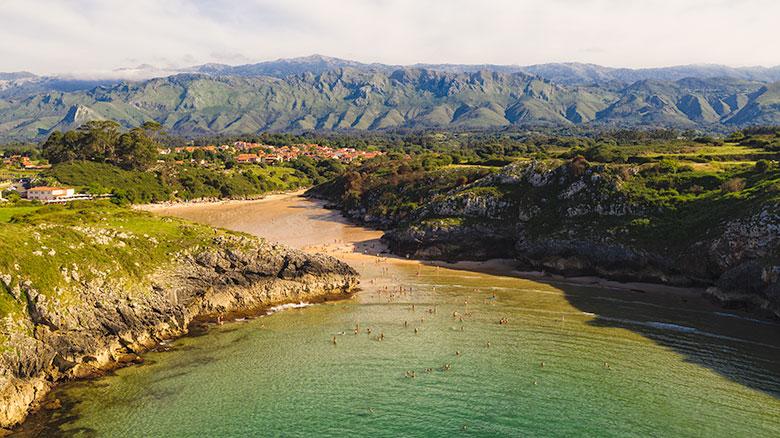 Imagem da praia de Poo (Llanes)