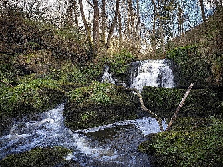 Bild des Wasserfalls neben dem Molín de La Peña