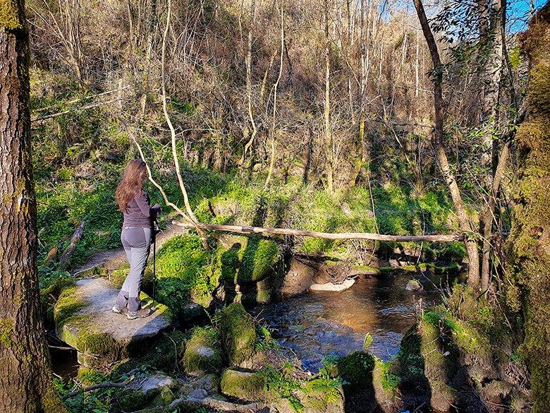 Immagine del ponte di pietra sulla Ruta de los Molinos del Río Merón (Strada dei Mulini del Fiume Merón)