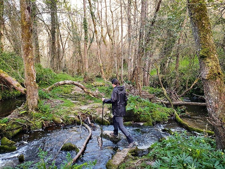 Bild: Waten im Fluss auf der Ruta de los Molinos del Río Merón (Mühlenroute des Flusses Merón)