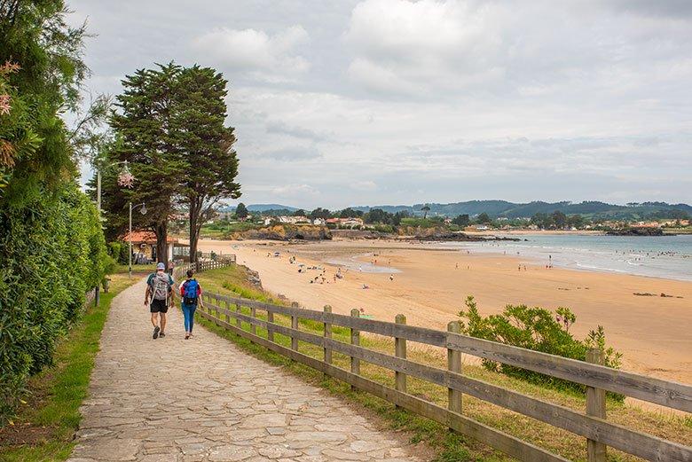 Imagem da praia de La Espasa (Caravia e Colunga)