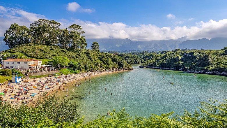 Imagem da praia de Poo (Llanes)