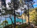 Playa solitaria con grandes salientes de rocas