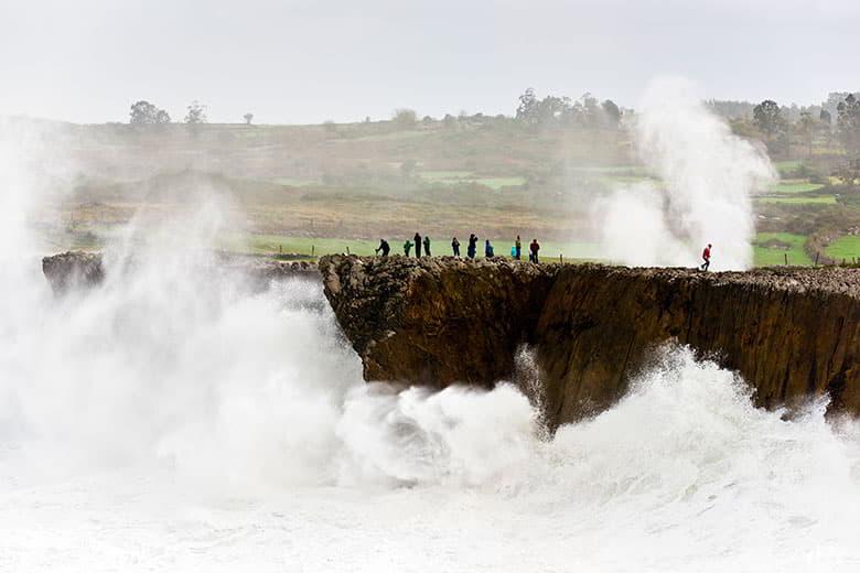Bufones de Pría con el mar embravecido y olas rompiendo contra los acantilados