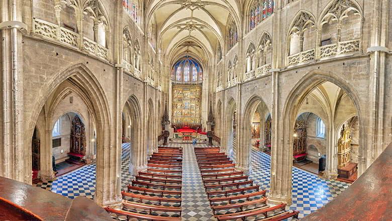 Nave central de la Catedral de Oviedo con bancos y arquitectura gótica
