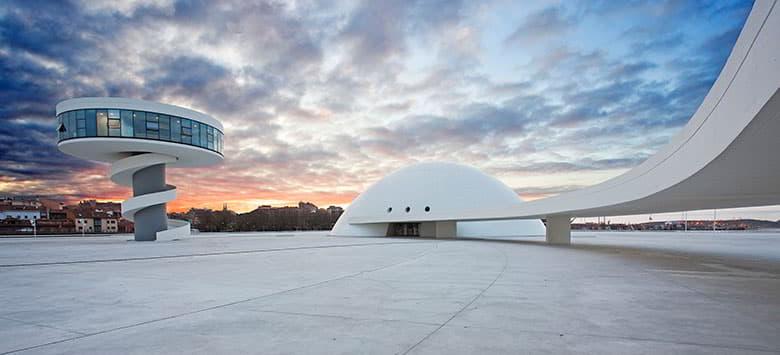 Centro Niemeyer en Avilés con sus formas blancas y cielo nublado