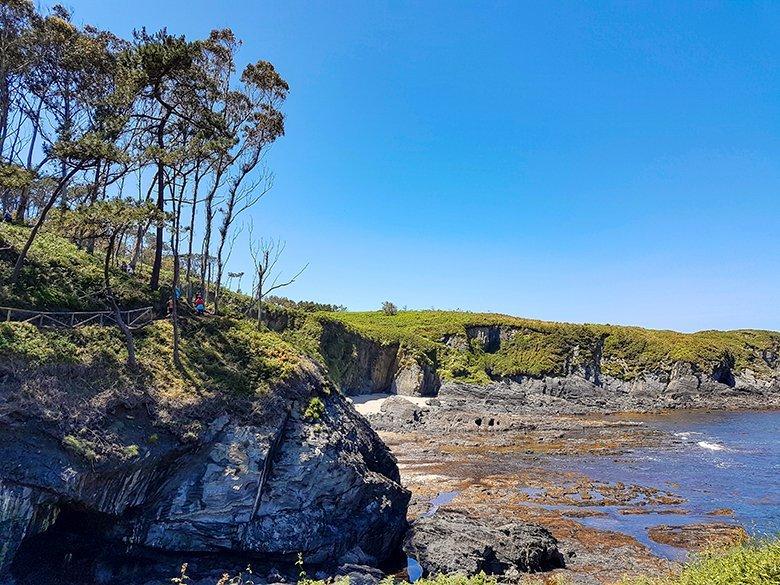 Landschaftsbild des Naviega Coast Path