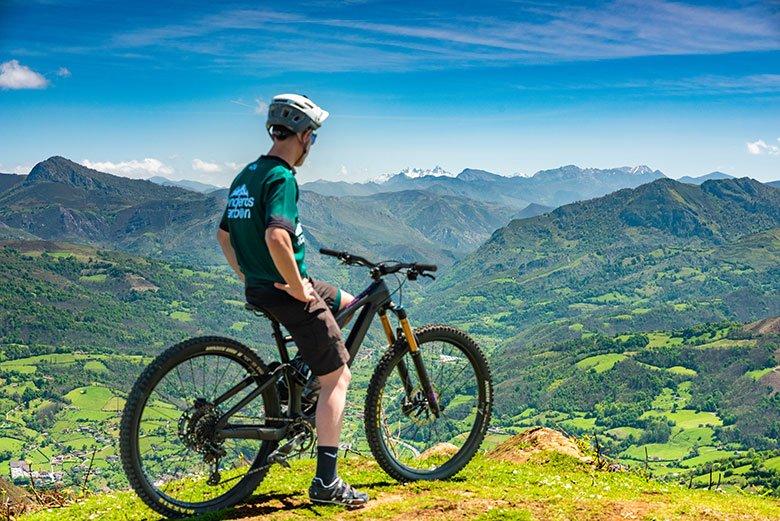 Photo of a cyclist with a panoramic view from Picu La Vara