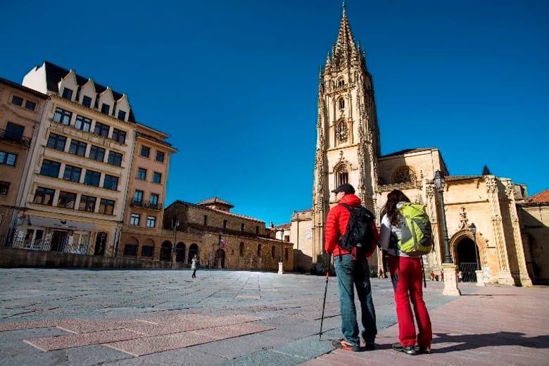 Bild von Pilgern auf dem Platz der Kathedrale von Oviedo/Uviéu.