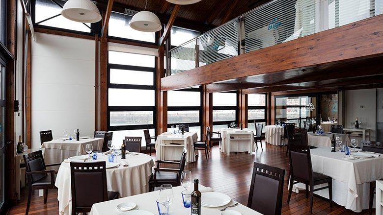 Imagen del salón comedor del restaurante Auga (Gijón/Xixón)