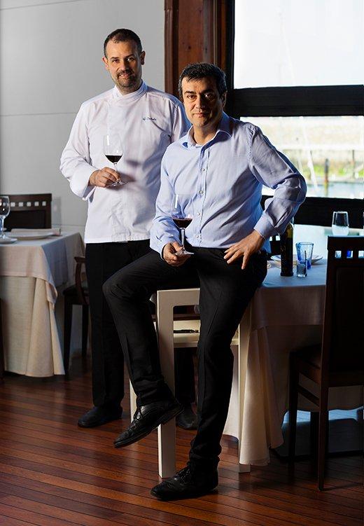 Imagen del cocinero Gonzalo Pañeda y su jefe de sala, Antonio Pérez, en su restaurante Auga (Gijón/Xixón)