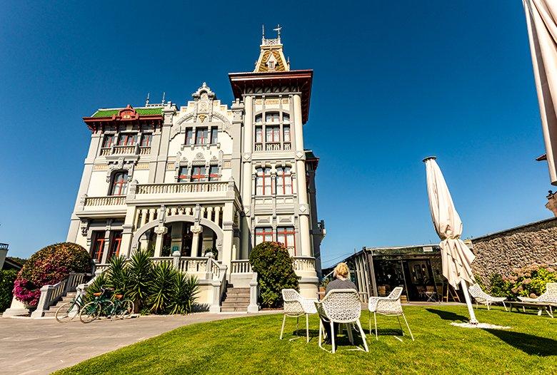 Imagen del exterior del Hotel Villa Rosario, donde se encuentra el restaurante Ayalga (Ribadasella/Ribeseya)