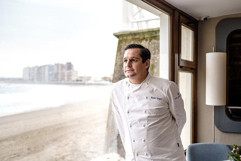 Imagen del cocinero Isaac Loya en su restaurante Real Balneario (Salinas, Castrillón)
