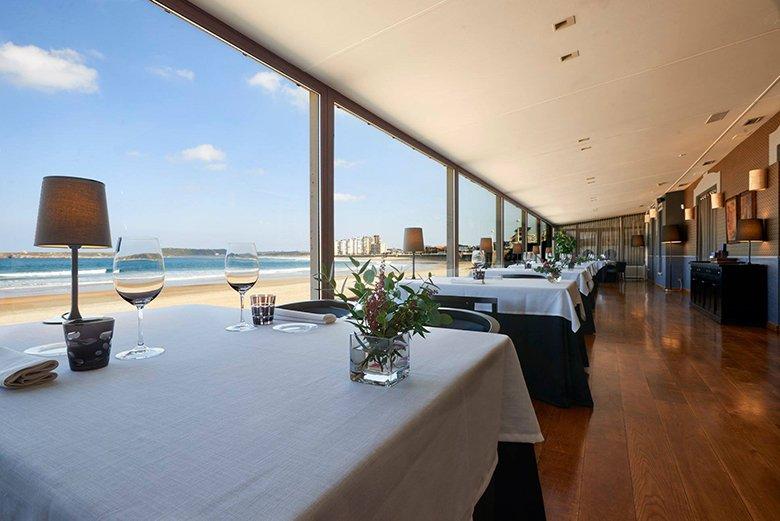 Imagen del salón del restaurante Real Balneario con vistas al mar (Salinas, Castrillón)