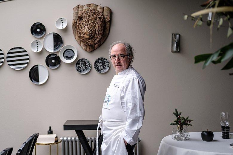 Imagen del cocinero José Antonio Campo Viejo en su restaurante El Corral del Indianu