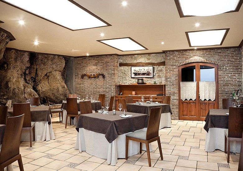 Imagen del salón comedor del restaurante El Retiro (Pancar, Llanes)