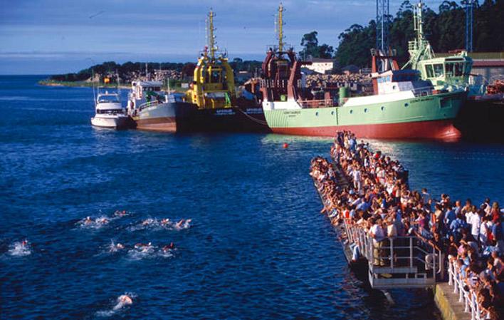 Gehe zu Bild Schwimmen im Ría de Navia