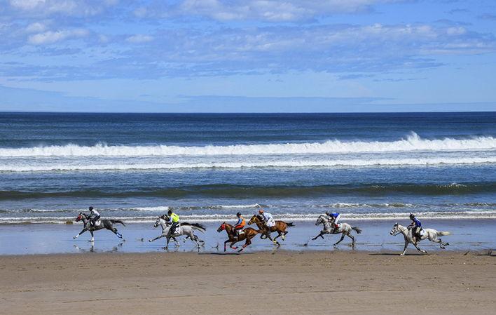 Go to Image Horse Races at Ribadesella Beach