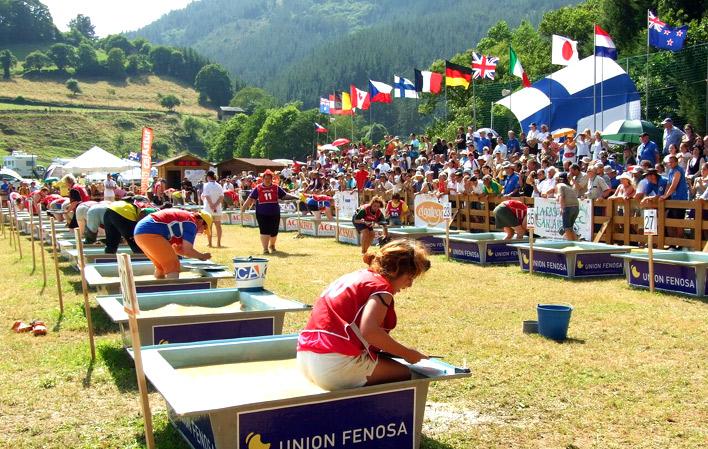 Aller à Image •	Championnat d'orpaillage à Navelgas : quand tout ce qui brille est de l'or