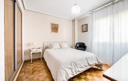 Una de las habitaciones de la vivienda de uso turístico 570, situada en Oviedo/Uviéu