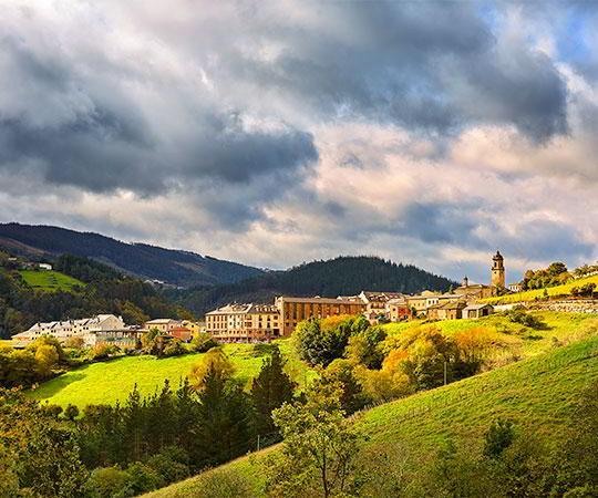 Foto de uma panorâmica da vila de Taramundi